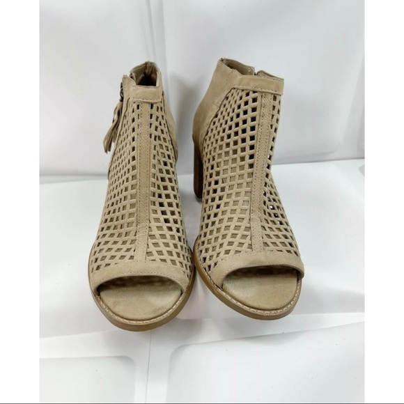 Vince Camuto Sz 7.5 M Womens Perforated Open Toe Bootie Tassel Ankle Boot Sandal - Picture 3 of 10